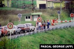 شهروندان پناهجوی آلمان شرقی در تلاش برای عبور از مرز آلمان غربی در پنجم نوامبر ۱۹۸۹