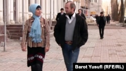 Прохожие на одной из главных улиц Душанбе, 6 марта 2012 года.