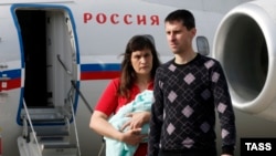 Олена Гліщинська та Віталій Діденко після прильоту до Москви. 14 червня 2016 року