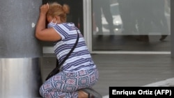 Жакынынын коронавирустан көз жумганын угуп, оорукананын короосунда ыйлап жаткан аял. 