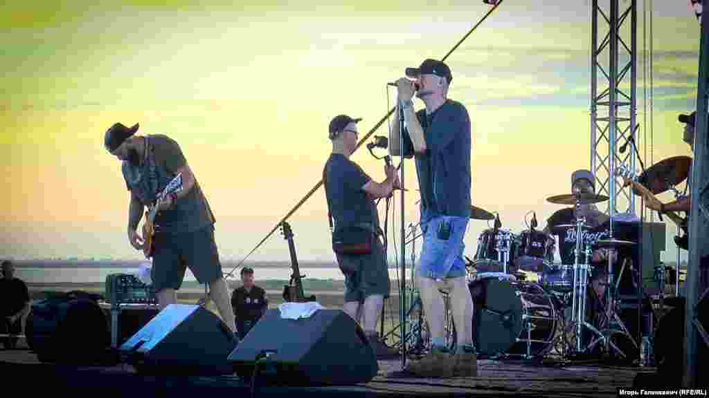 Перед сценой в сторону аннексированного полуострова развернули баннер &laquo;Free Sentsov, Free Crimea&raquo;. Таким образом музыканты требовали освобождения всех украинских политических заключенных из российских и крымских тюрем.
