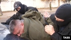 Співробітники ФСБ Росії затримують кримчанина Дмитра Штиблікова за підозрою в підготовці терактів у Криму, Севастополь, 10 листопада 2016 року