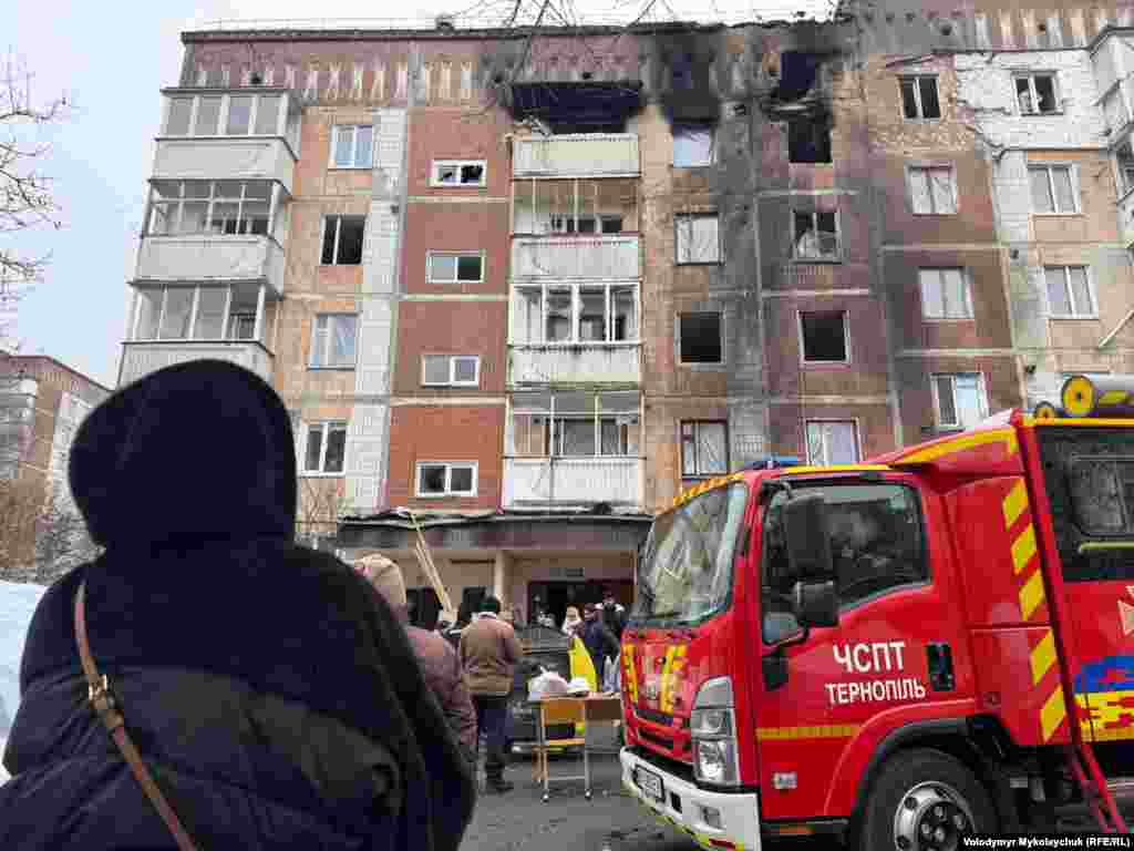 Зруйнована внаслідок російської атаки п'ятиповерхівка у Тернополі