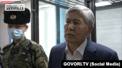Алмазбек Атамбаев сот залында. Сүрөт GOVORI.TV каналын видеосунан алынды.