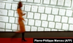 Angajatorii din România concurează cu angajatorii din străinătate, care oferă posibilitatea de a lucra de acasă și un alt pachet salarial.