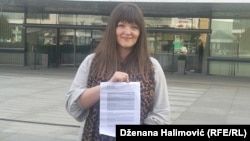 Irma Baralija sa presudom Evropskog suda za ljudska prava ispred zgrade institucija BiH 29. oktobra
