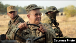 Всеволод Стеблюк (у центрі) з побратимами за кермом «Жужі»