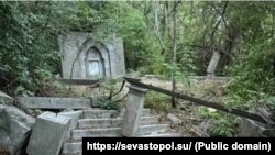 Бывший фонтан в Ливадийском парке, южный береге Крыма, май 2025 года