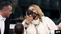 Europarlamentarul Diana Iovanovici Sosoaca (C) poartă o botniță în Parlamentul European, în timpul discursului Ursulei von der Leyen. 