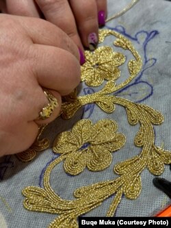 Qëndisja me dorë e motiveve në veshjet tradicionale në punishten e Buqe Mukës.