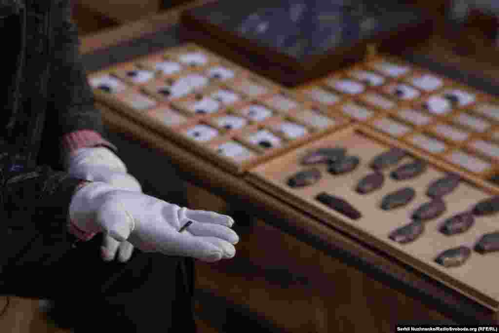 «На первом этапе денежного обращения, когда монет еще не было, первыми протомонетами были определенные предметы. И на территории греческого города-государства Керкинитида (на месте современной Евпатории) эти первые «монеты» выглядели так. Это монета «Рыбка», IV-V вв. до н. э.», – говорит Зинаида Зразюк