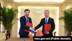 Ministrul Educației, Dan Perciun (stânga), la semnarea acordului cu China privind cooperarea în vederea predării limbii chineze în instituțiile de învățământ general din Republica Moldova, Beijing, China, noiembrie 2025