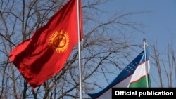 Кыргызстан менен Өзбекстандын желектери.