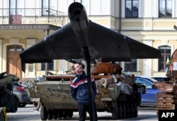 Чоловік оглядає російський іранський безпілотник Shahed 136 (Geranium-2), новий експонат виставки знищеної російської техніки в Києві, Україна, 27 жовтня 2025 року