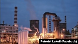 Rafinăria Petrotel, care aparține Lukoil, asigură 20% din necesarul de combustibili din România.