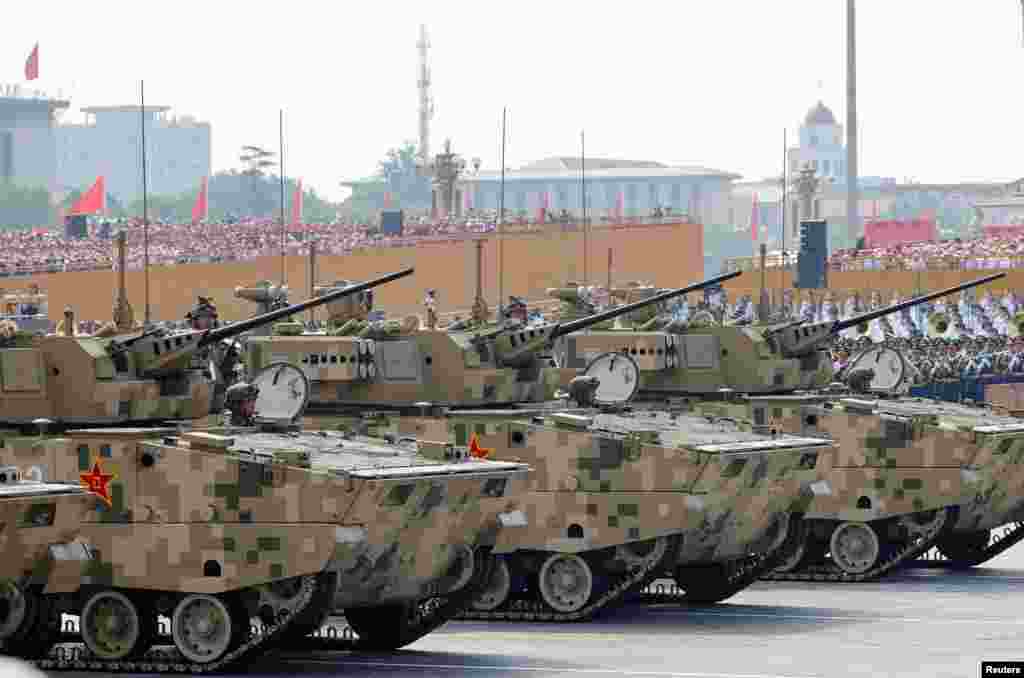 На параді демонстрували не тільке нове озброєння, але й таке, що перебуває в арсеналі армії країни десятиліттями.На фото – китайські танки «Тип 99»