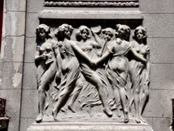 Basorelief Art Nouveau, deteriorat prin văruirea șprițuită de culoarea șobolanului (zona Colțea), București