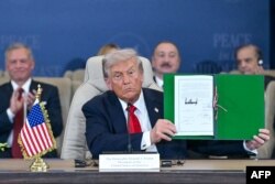 Trump tregon dokumentin e nënshkruar gjatë samitit në Egjipt.