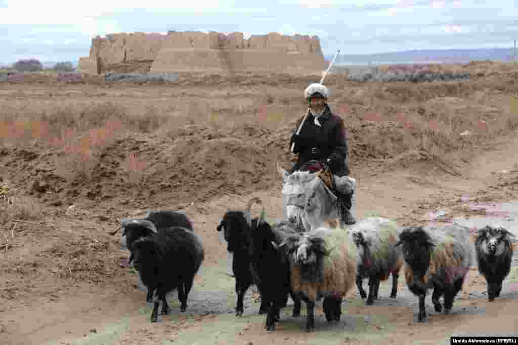 Қызылқаланың төңірегінде негізінен қазақтар тұрады, оншақты қазақ ауылы бар. Алғабас ауылы маңында қой бағып жүрген Сәдуақас ата өзін "Кіші жүз қазағымын, қожамын" деп таныстырды.
