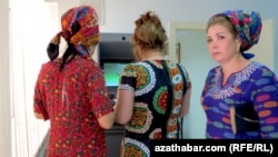 Soňky aýdan bäri ilatyň pullaryny nagtlaşdyrmakdaky ozalky ‘oňaýsyz’ tejribeleri ýene-de gaýdyp geldi.