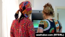 Aşgabatdaky bankomatlaryň birinde puly nagtlaşdyrmaga synanyşýan ýaşaýjylar