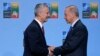 Secretarul general al NATO, Jens Stoltenberg, alături de președintele turc Recep Erdogan. Turcia este una dintre țările care ar interveni în cazul în care România ar fi atacată, a decis NATO, la summitul de la Vilnius. 