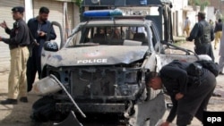 په ډېره اسماعیل خان کې پولیس تر بمي چاودنې وروسته د پلټنو پر مهال - انځور له ارشیفه. 