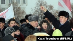Политик Хасен Кожа-Ахмет на стихийном митинге после событий в Жанаозене. Алматы, 17 декабря 2011 года.