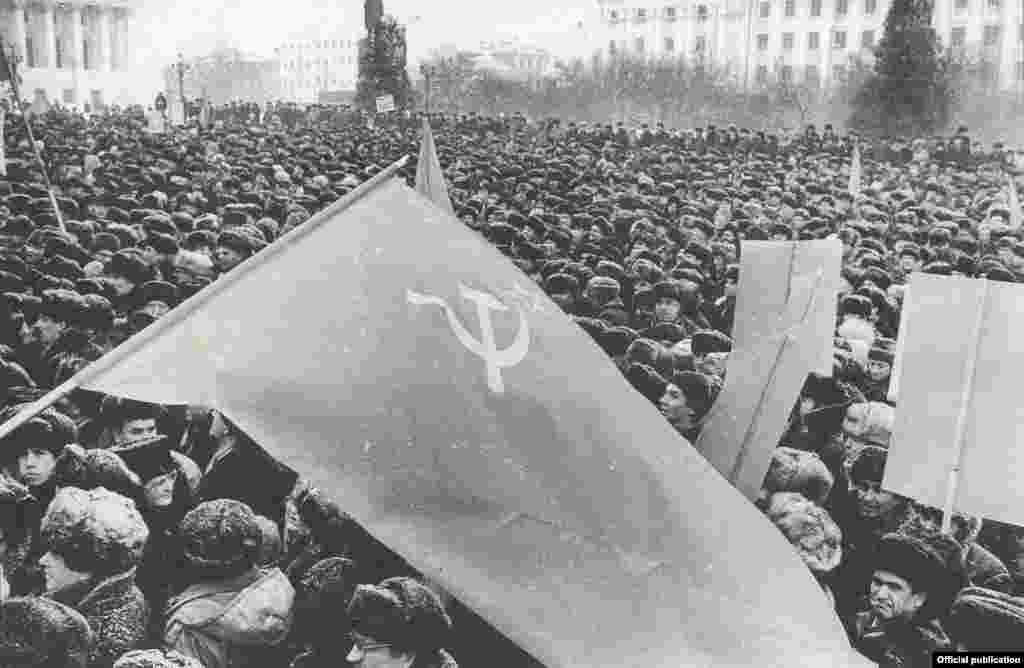 Площадь Свободы, на которой проводились официальные демонстрации по большим праздникам, стала местом проведения неформальных митингов. "Националы" и "федералы" в это время были вместе. И у них была единая мишень для критики - административно-командная система.