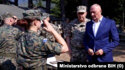 Ministar odbrane BiH Zukan Helez tokom prijema novih vojnika 1. 9. 2024.
