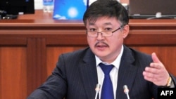 Акматбек Келдибеков Жогорку Кеңеште сүйлөп жатат, 17-декабрь, 2012. 