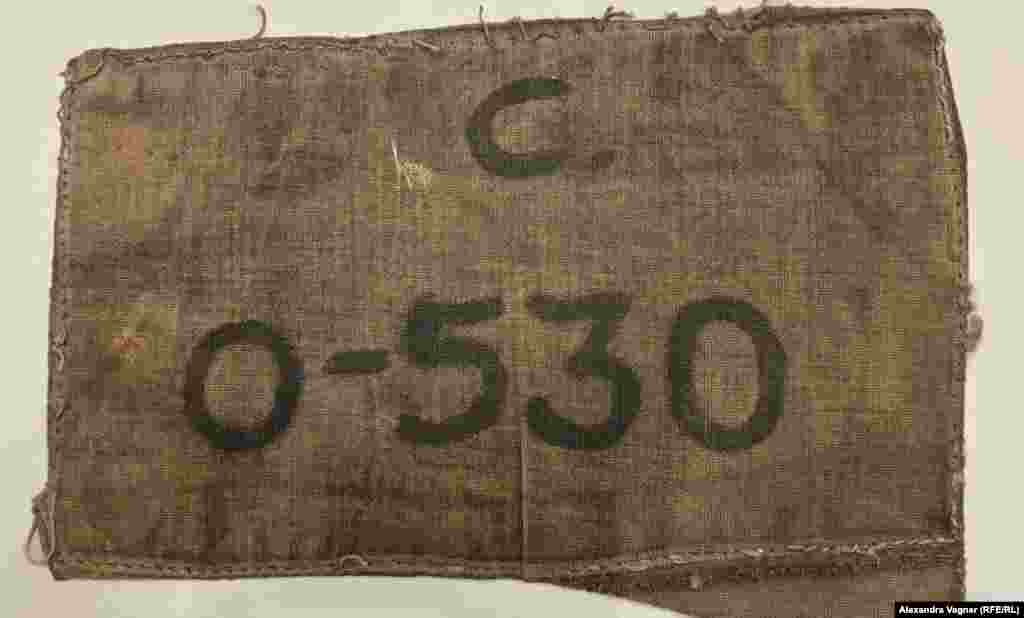 "Всех нас "украсили" номерами, как в фашистском лагере. Казалось бы, что на тряпочках с номерами, нашитых на одежду, нет ничего странного. Но эти тряпочки лишали нас имен и возраста и ставили на нас клеймо, как на скоте. За отсутствие номера на одежде наказывали", &ndash; написала в своих мемуарах о лагерной жизни Хава Волович. Она отбывала наказание в Озерлаге&nbsp;по обвинению в антисоветской агитации