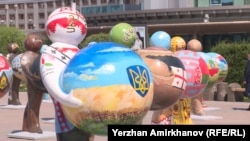 Фигуры в Астане, символизирующие страны, участвующие в выставке ЭКСПО. На переднем плане - фигура, символизирующая Украину. 13 июня 2017 года.