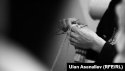 Аялдар абагында жаза өтөп жаткан аял байпак токуп отурат