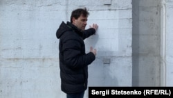 Працівник Асоціації промисловості нанотехнологів Чехії демонструє зони, пофарбовані нанофарбою 4 роки тому