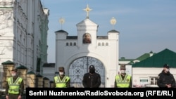 Патрулювання біля Києво-Печерської лаври, яку на правах оренди використовує УПЦ (МП), й котру закрили на карантин через спалах на її території коронавірусу. Київ, 13 квітня 2020 року