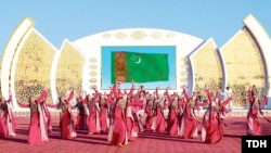 Resmi dabara gatnaşmak üçin görülmeli taýýarlyklar gyzlaryň köp wagtyny 'ogurlaýar' diýip, Azatlygyň söhbetdeşleri aýdýar. 