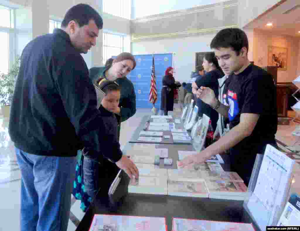 "Aşgabat" kinoteatrynyň girelgesinde &nbsp;ABŞ-nyň Aşgabatdaky ilçihanasynyň medenýet we maglumat &nbsp;merkezi täze kitaplar bilen tanyşlyk gurnady.