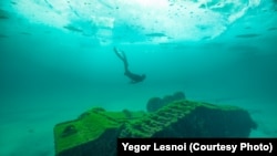 Егор Лесной в озере Байкал