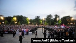 Protest vlasti i opozicije u Beogradu: Bez distance i bez zaštite