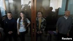 Jurnaliștii Konstantin Gabov, Antonina Favorskaia, Artiom Kriger și Serghei Karelin au fost condamnați marți de o instanță din Moscova la cinci ani și jumătate de închisoare fiecare. 