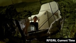 Corpul rachetei a străpuns toate cele cinci etaje ale blocului de locuințe din Dobropilie.