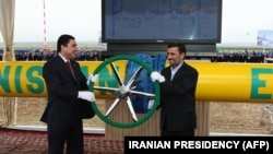 Президент Ирана Махмуда Ахмадинежад (справа), вместе со своим туркменским коллегой Гурбангулы Бердымухамедовым на юго-восточном месторождении Довлетабад в Туркменистане на церемонии открытия нового газового месторождения.