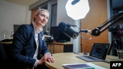 Alice Weidel, lidera partidului de extremă dreapta, anti-LGBT și anti-imigrație, este lesbiană și este căsătorită cu o femeie srilankeză. Cele două trăiesc în Elveția, împreună cu copiii lor adoptați.