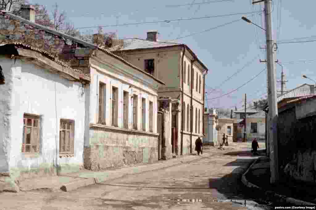 Микрорайон в Симферополе, советский период, 1987 год. Усик родился в Крыму, в Симферополе в 1987 году, в то время еще в советской Украине. Раннее детство Усика было беззаботным, но в 1992 году семья переехала на север Украины, чтобы пережить экономический шторм, который последовал за распадом Советского Союза. «Мягко говоря, было тяжело», – вспоминает Усик о том периоде