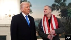 «Росія поводилася з нами дуже добре. Я сподіваюся, що це початок стосунків, у яких ми зможемо покласти край цій війні», – Дональд Трамп (ліворуч від Марка Фогеля)