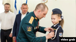 Вручение медали «Дети героев» детям, чьи отцы погибли воюя против Украины. Крым (скриншот из видео)