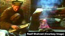 Жутта малынан айрылган бай баңги болуп кетип, апийим үчүн карызга экинчи кызын бере турган болду.