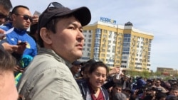 Белсенді Талғат Аян ауылшаруашылығы жерін шетелдіктерге сатуға және жалға беруге қарсы митингіде тұр. Атырау, 24 сәуір 2016 жыл.