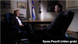 Журналістка Крим.Реалії Анжеліка Руденко бере інтерв'ю у командувача ВМС ЗСУ Олексія Неїжпапи. Одеса, 27 березня 2025 року